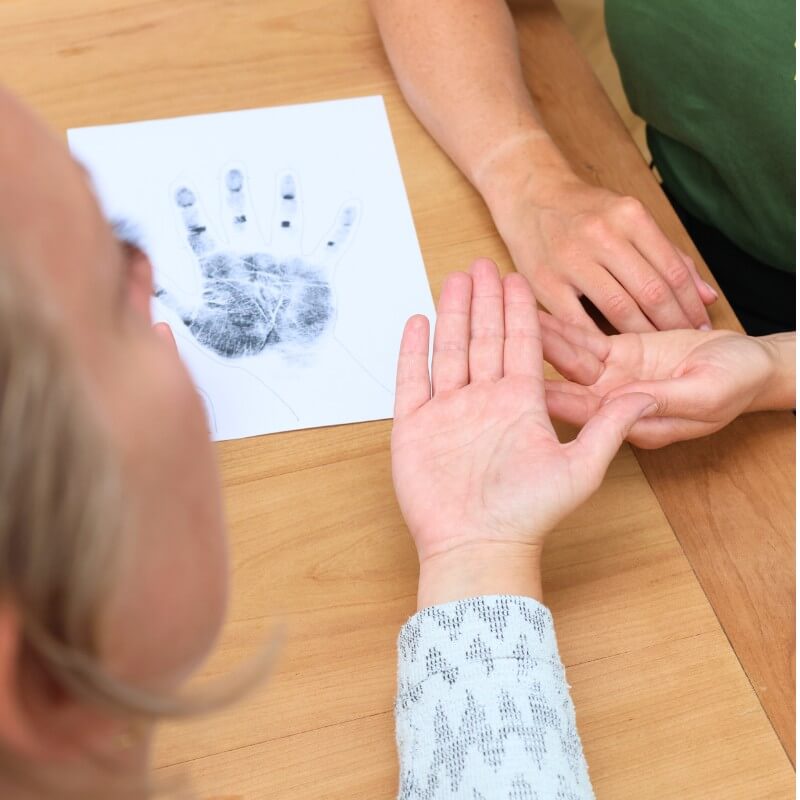 handlezer kijkt in hand