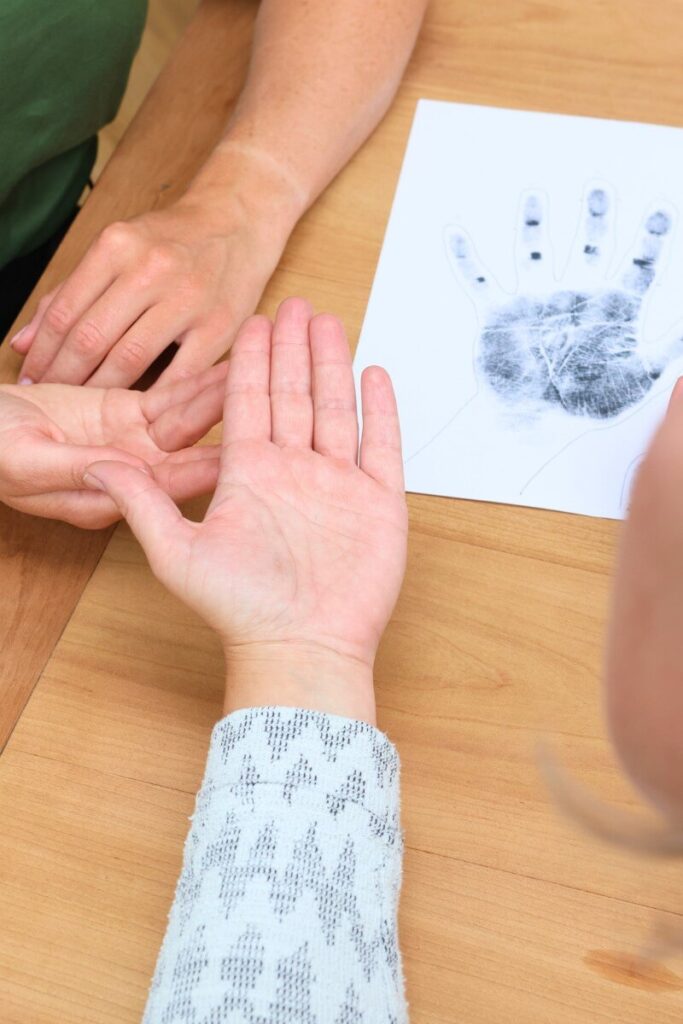 vrouw bekijkt hand client voor hananalyse