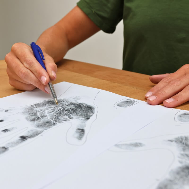 vrouw bekijkt handafdrukken
