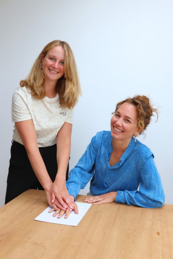 vrouw maakt handafdruk client