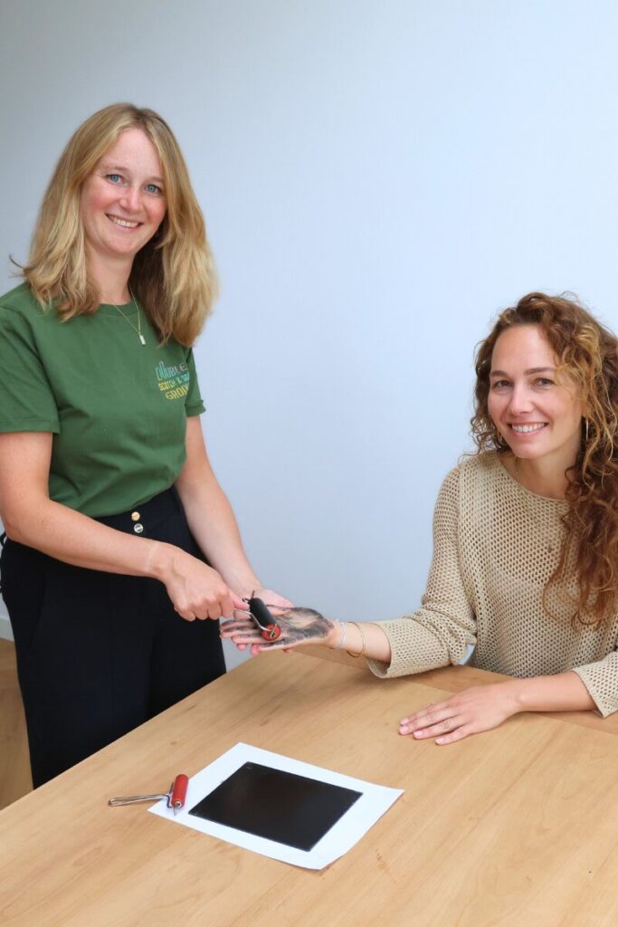 vrouw rolt hand client met inktroller