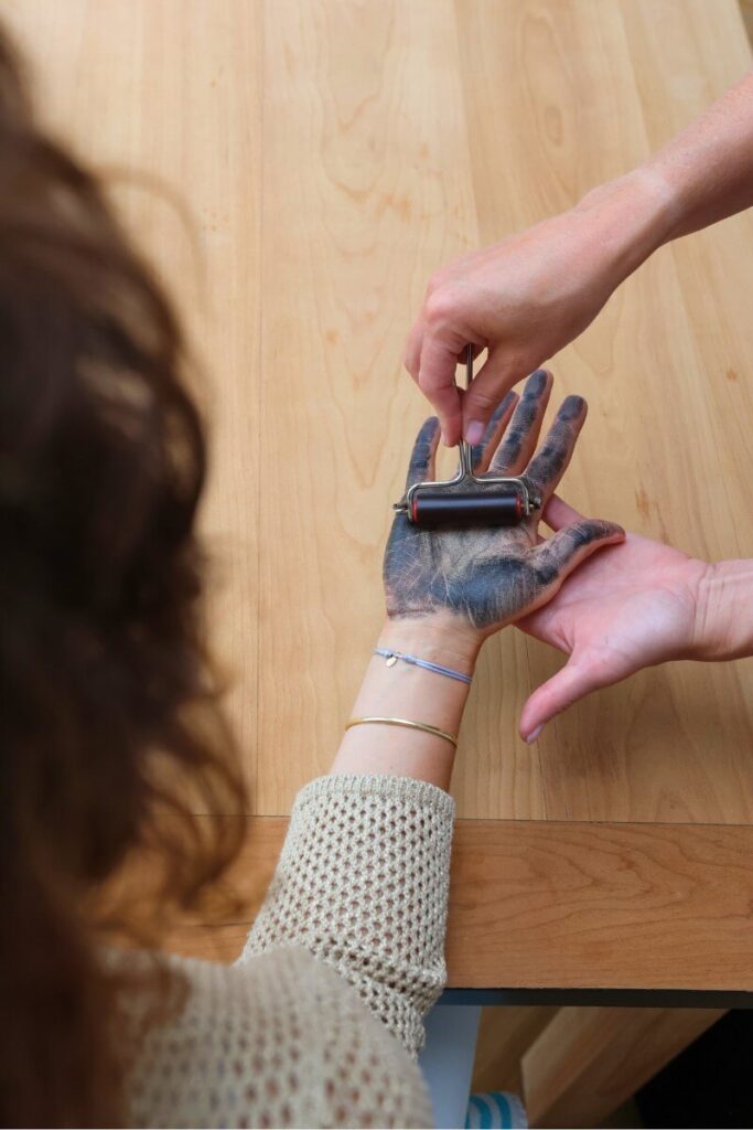 vrouw rolt met inktroller